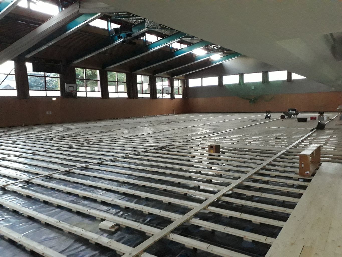 12 Sporthalle Boden und Beleuchtung