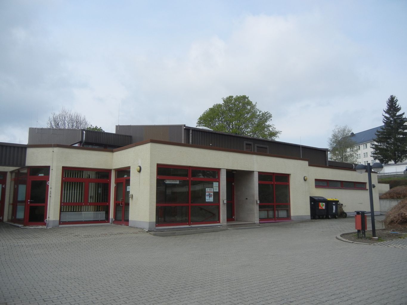 12 Sporthalle Boden und Beleuchtung