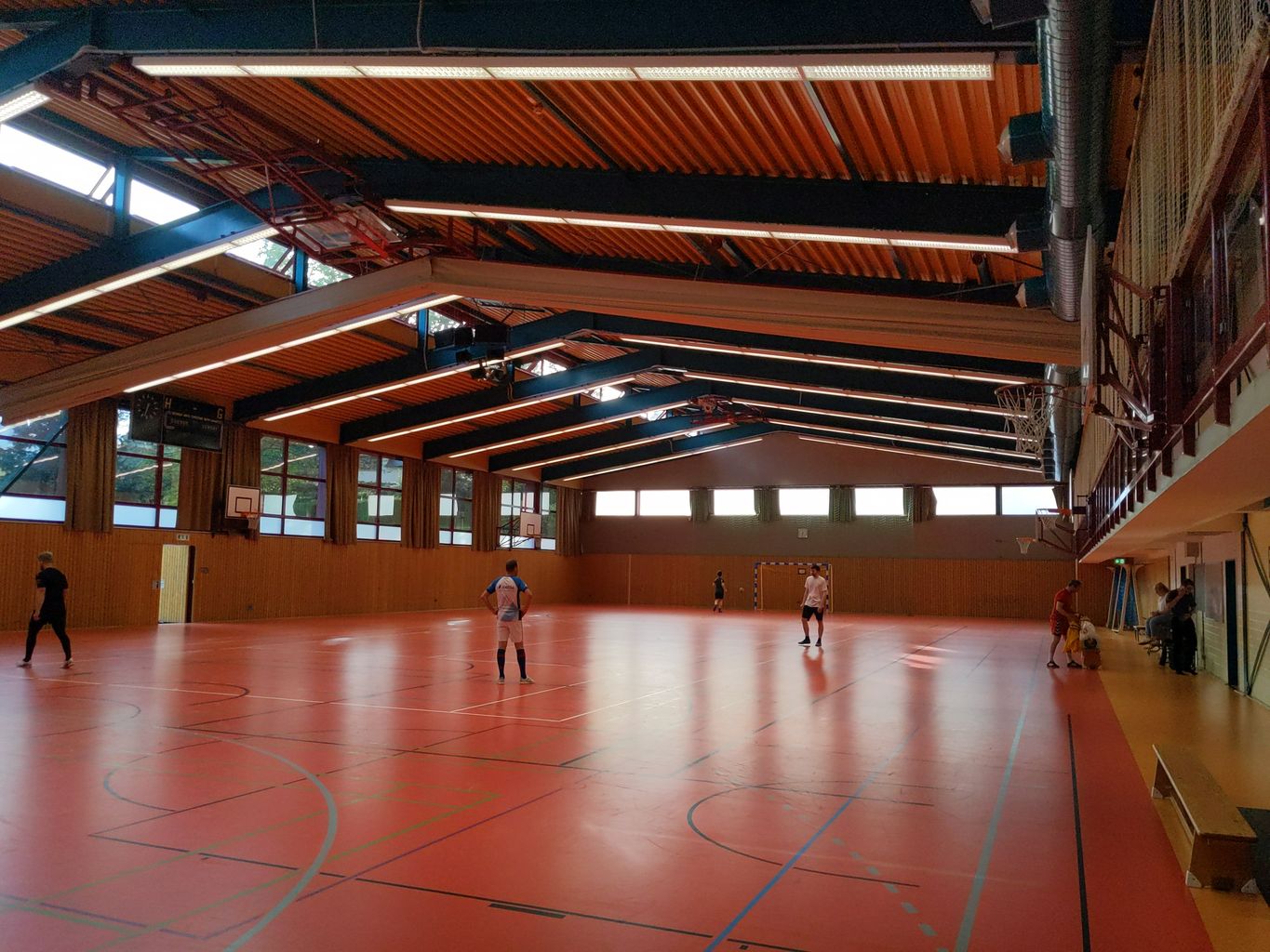 12 Sporthalle Boden und Beleuchtung